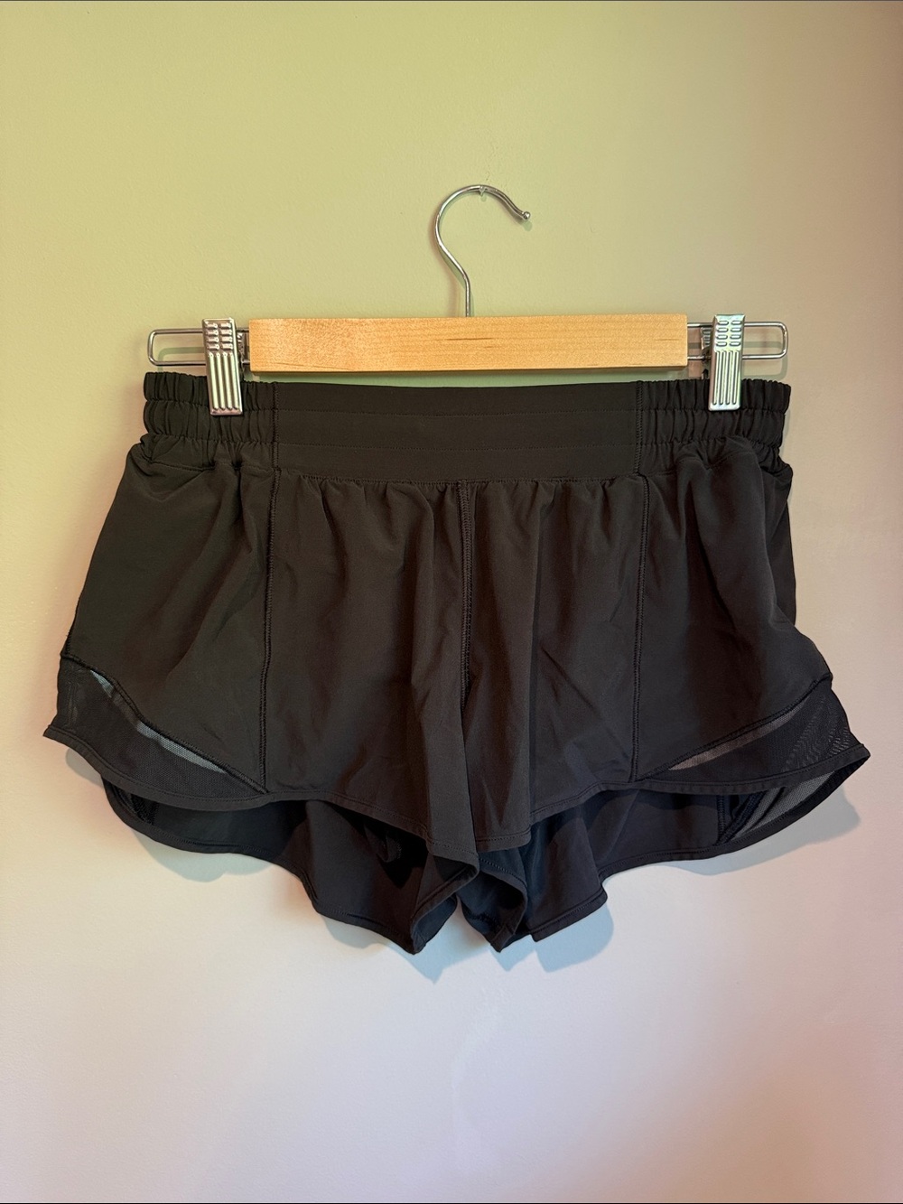 Lululemon Hotty Hot Low-Rise Lined Short